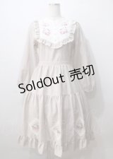 axes femme POETIQUE / ブロッキングベリー刺繍ワンピース  ベージュ Y-25-07-06-041-AX-OP-SZ-ZI