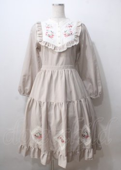 画像1: axes femme POETIQUE / ブロッキングベリー刺繍ワンピース  ベージュ Y-25-07-06-041-AX-OP-SZ-ZY