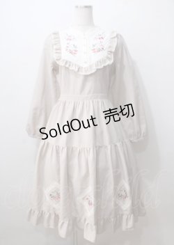 画像1: axes femme POETIQUE / ブロッキングベリー刺繍ワンピース  ベージュ Y-25-07-06-041-AX-OP-SZ-ZI