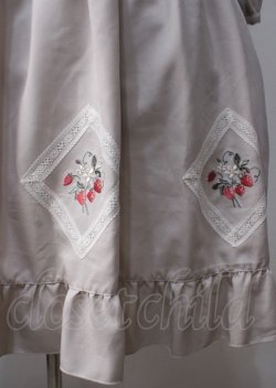 画像4: axes femme POETIQUE / ブロッキングベリー刺繍ワンピース  ベージュ Y-25-07-06-041-AX-OP-SZ-ZY