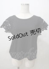 axes femme / 肩フラワーレースシャツ  黒 Y-25-07-12-050-AX-TO-SZ-ZY