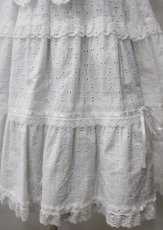 画像4: BABY,THE STARS SHINE BRIGHT / Innocent Ribbon Lace シャーリングジャンパースカート  白 Y-25-07-12-068-BA-OP-SZ-ZY (4)