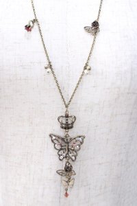 axes femme / 3連蝶モチーフネックレス  アンティークゴールド Y-25-07-14-004-AX-AC-SZ-ZY