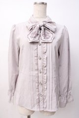 axes femme / 刺繍リボンブラウス  グレー Y-25-07-16-007-AX-BL-SZ-ZY