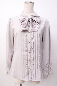 axes femme / 刺繍リボンブラウス  グレー Y-25-07-16-007-AX-BL-SZ-ZY