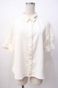 Fi.n.t / リボンタイ付きロゴ刺繍衿ブラウス  生成り Y-25-07-16-012-CA-BL-SZ-ZY