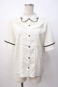 axes femme POETIQUE / フラワー刺繍襟半袖ブラウス  生成り Y-25-07-16-013-AX-BL-SZ-ZY