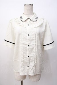 axes femme POETIQUE / フラワー刺繍襟半袖ブラウス  生成り Y-25-07-16-013-AX-BL-SZ-ZY