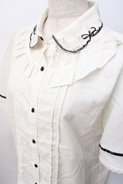 画像4: axes femme POETIQUE / フラワー刺繍襟半袖ブラウス  生成り Y-25-07-16-013-AX-BL-SZ-ZY