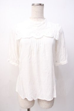 画像1: Fi.n.t / カットワーク刺繍クロスヨークブラウス  白 Y-25-07-16-014-CA-BL-SZ-ZY