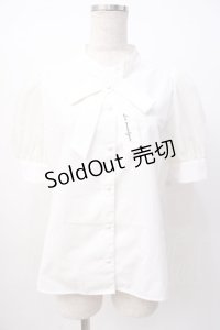 Fi.n.t / シアースリーブロゴ刺繍ボウタイブラウス  白 Y-25-07-16-016-CA-BL-SZ-ZY