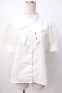 画像1: Fi.n.t / シアースリーブロゴ刺繍ボウタイブラウス  白 Y-25-07-16-016-CA-BL-SZ-ZY