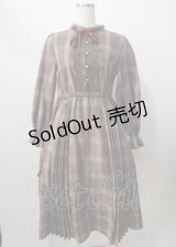 axes femme / プリーツ切替チェック柄ワンピース  ブラウン Y-25-07-18-093-AX-OP-SZ-ZI