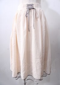axes femme POETIQUE / リボン花柄バックフリルスカート  生成り Y-25-07-18-128-AX-SK-SZ-ZY