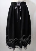 axes femme POETIQUE / リボン花柄バックフリルスカート  黒 Y-25-07-18-129-AX-SK-SZ-ZY