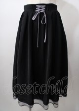 axes femme POETIQUE / リボン花柄バックフリルスカート  黒 Y-25-07-18-129-AX-SK-SZ-ZI