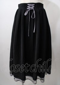 axes femme POETIQUE / リボン花柄バックフリルスカート  黒 Y-25-07-18-129-AX-SK-SZ-ZI