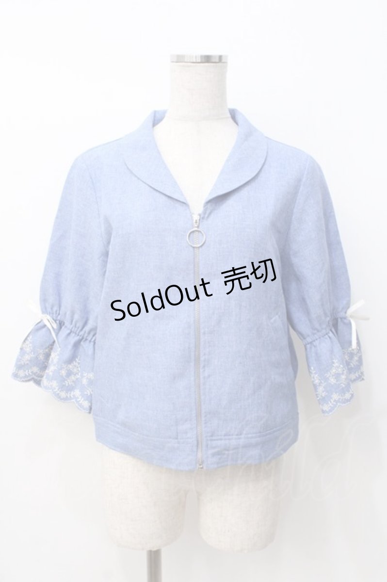 画像1: axes femme / スカラップ刺繍袖ブルゾン  サックス Y-25-07-21-032-AX-TO-SZ-ZT525 (1)
