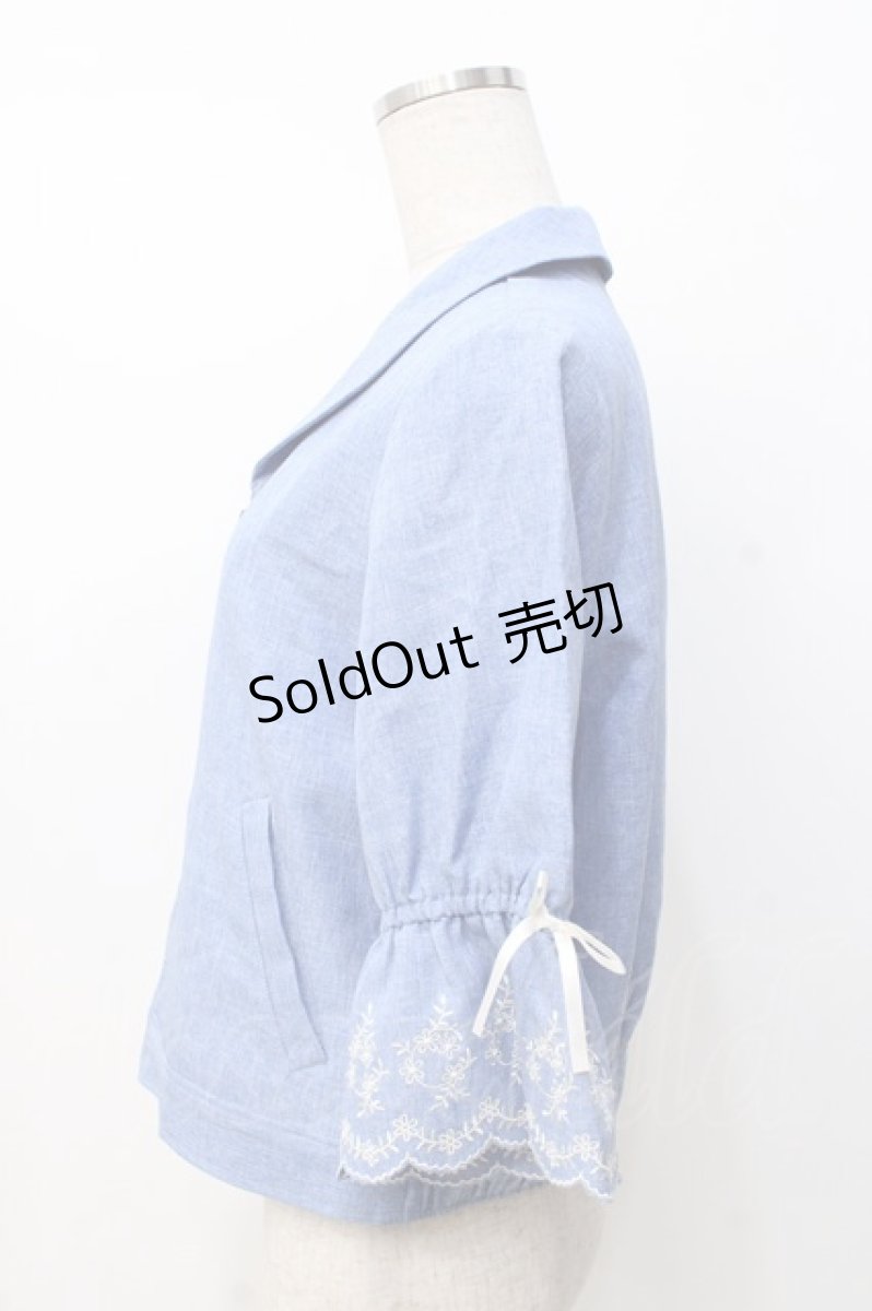 画像2: axes femme / スカラップ刺繍袖ブルゾン  サックス Y-25-07-21-032-AX-TO-SZ-ZT525 (2)