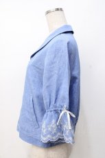 画像2: axes femme / スカラップ刺繍袖ブルゾン  サックス Y-25-07-21-032-AX-TO-SZ-ZT525 (2)