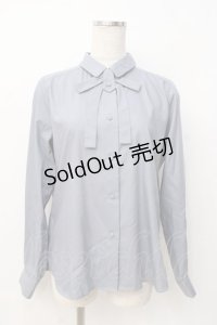 Fi.n.t / 細リボンタイ付きシャツ  ブルー Y-25-07-21-047-CA-BL-SZ-ZY