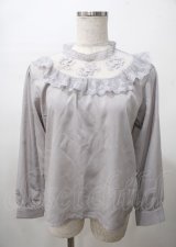 an another angelus / 立体フラワーレースヨークブラウス  グレー Y-25-07-23-041-CA-BL-SZ-ZY