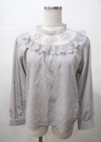 an another angelus / 立体フラワーレースヨークブラウス  グレー Y-25-07-23-041-CA-BL-SZ-ZY