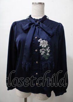 画像1: axes femme / 花刺繍リボンサテンブラウス F 紺 Y-25-07-23-053-AX-BL-SZ-ZY