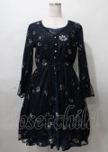 axes femme / コスモス柄レーヤード風ワンピース  紺 Y-25-07-23-073-AX-OP-SZ-ZY