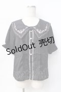 axes femme POETIQUE / チェリー刺繍リボン襟ブラウス  黒 Y-25-07-31-033-AX-TO-SZ-ZY
