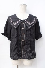 axes femme POETIQUE / チェリー刺繍リボン襟ブラウス  黒 Y-25-07-31-033-AX-TO-SZ-ZY
