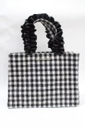 Maison de FLEUR / EC限定ギンガムフリルハンドルスクエアトートバッグ F ブラック Y-25-07-31-018-LO-BG-SZ-ZY
