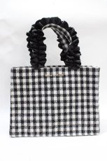 画像1: Maison de FLEUR / EC限定ギンガムフリルハンドルスクエアトートバッグ F ブラック Y-25-07-31-018-LO-BG-SZ-ZT500 (1)