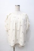 axes femme / ローズ刺繍フリルプルオーバー M 生成り３ Y-25-08-08-038-AX-BL-SZ-ZY