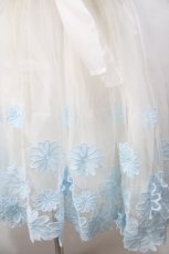 画像4: LIZ LISA / マーガレット刺繍オーガンジーワンピース 0 ホワイト×ブルー Y-25-08-13-041-LO-OP-SZ-ZT010 (4)