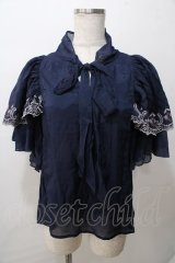axes femme / レース風刺繍入フリルブラウス F 紺 Y-25-08-15-067-AX-BL-SZ-ZY