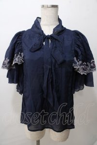 axes femme / レース風刺繍入フリルブラウス F 紺 Y-25-08-15-067-AX-BL-SZ-ZY