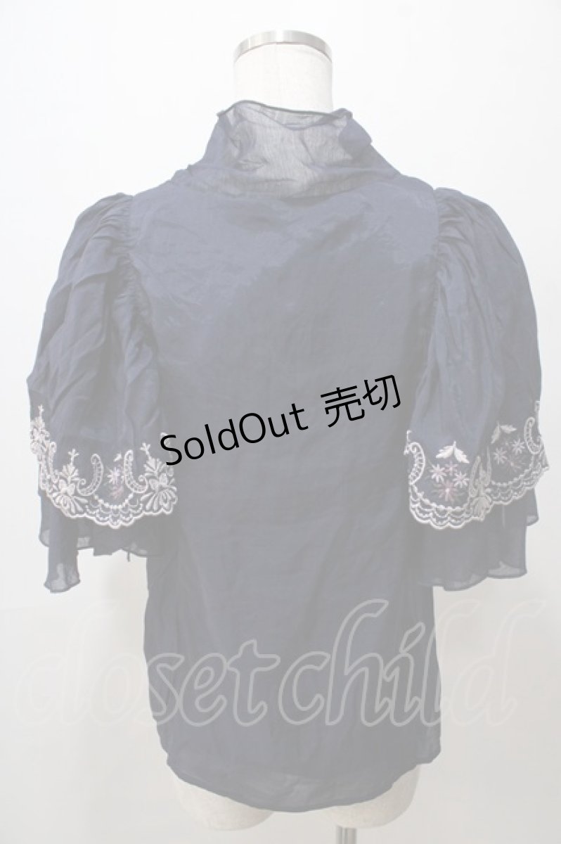 画像2: axes femme / レース風刺繍入フリルブラウス F 紺 Y-25-08-15-067-AX-BL-SZ-ZT211 (2)