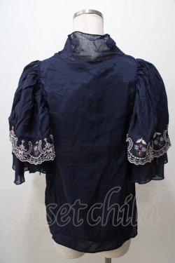 画像2: axes femme / レース風刺繍入フリルブラウス F 紺 Y-25-08-15-067-AX-BL-SZ-ZY