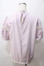 画像2: Maison de FLEUR / レース切替ブラウス  ラベンダー Y-25-08-15-073-LO-BL-SZ-ZT183 (2)