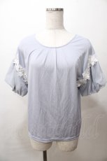 画像1: axes femme / フラワーレースパフ袖リブプルオーバー M サックス Y-25-08-19-058-AX-TO-SZ-ZT195 (1)