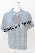 axes femme / メタル×タイ付き連釦ブラウス  グリーン Y-25-08-30-101-AX-BL-SZ-ZY