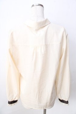 画像2: axes femme / リボンブローチ付き刺繍襟ブラウス  生成り Y-25-09-01-026-AX-BL-SZ-ZY