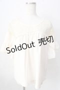 【SALE】axes femme / ヨークレース変型袖プルオーバー  生成り Y-25-09-05-038-AX-BL-SZ-ZT013