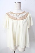 axes femme / フロントレース半袖シフォントップス  生成り Y-25-09-05-039-AX-TO-SZ-ZY