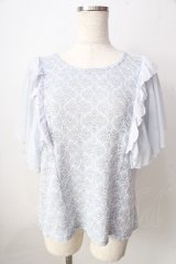 axes femme / 袖フリルカットワークレーストップス  サックス Y-25-09-05-044-AX-TO-SZ-ZT103