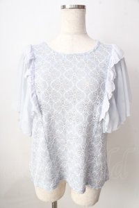 axes femme / 袖フリルカットワークレーストップス  サックス Y-25-09-05-044-AX-TO-SZ-ZT103