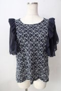 axes femme / 袖フリルカットワークレーストップス  紺 Y-25-09-05-045-AX-TO-SZ-ZY