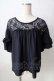 画像1: axes femme / ヨークレース変型袖プルオーバー  紺 Y-25-09-05-046-AX-BL-SZ-ZY (1)