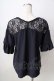 画像2: axes femme / ヨークレース変型袖プルオーバー  紺 Y-25-09-05-046-AX-BL-SZ-ZY (2)